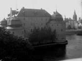 Örebro Slott, exteriör.
Stora Hotellet och Nikolaikyrkan i bakgrunden.