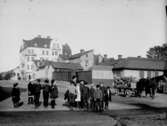 Barngrupp. Bostadshus i bakgrunden. 
Änggatan västerut från Drottninggatan.