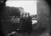 Tre kvinnor.
Örebro Slott i bakgrunden.