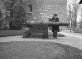 En man vid slottskanonen vid Örebro Slott.
