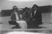 Porla, fem kvinnor i en båt.