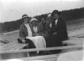 Porla, fem kvinnor i en båt.