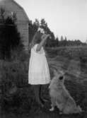 Skolkoloni, 1920-talet.
En flicka med en hund.
Josef Grankvists plåtar.