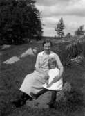 Skolkoloni, 1920-talet.
En kvinna och en flicka.
Josef Grankvists plåtar.