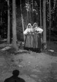 Två kvinnor i folkdräkt.
Dalarna.