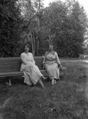 Två kvinnor på en bänk.
Dalarna.