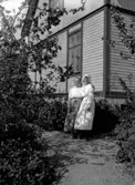 Örebro kolonien.
Bostadshus, två kvinnor framför huset.