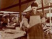 Fiskhandlare Erik Olsson, Vinon vid sitt salustånd öster om gamla saluhallen, han var född 1857 och död 1953.