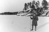 Eric von Rosen på Stora Trehörningens is.
Vinterbild.
7 mars 1945.