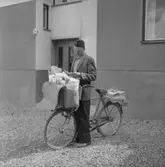 En man med cykel.
Brevbärare Lars Falk, Ställdalen.