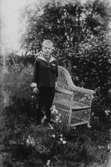 En pojke i sjömanskostym vid en stol.
Nils Nordkvist