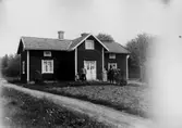 Envånings bostadshus, familjegrupp fem personer framför huset.
Hanna och Gustav Pettersson med sonen John och föräldrar.