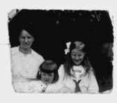 Familjegrupp tre personer (en kvinna och två barn).
Ganska otydlig bild föreställande Emilia Molin, gift Johansson (bild 3 och 4) och två av hennes döttrar. (Man har inte kunnat identifiera vilka).
Se även bilderna: 2003:47:1-19.