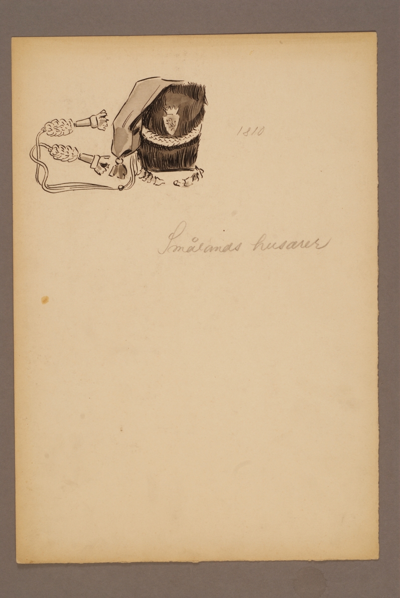 Kjell Hedberg, Plansch med huvudbonader för Smålands husarregemente för år 1810, ritad av Einar von Strokirch.