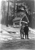 Två män. Byggnad i bakgrunden.
Karl Hedström. 
Vinterbild.
Ånstabacken, 6 februari 1924.