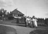 Bostadshus, sex personer framför huset.
Karl Hedström, m.fl.
Dalarna