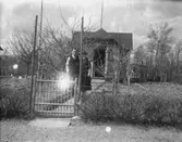 Örebro kolonien.
Stuga, ett par framför stugan. Karl Hedström.