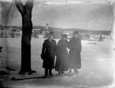 Karl Hedström och två kvinnor.
Nora med bl.a. kyrkan och bostadshus i bakgrunden.