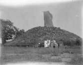 Kolonien Borgholm.
Karl Hedström och tre kvinnor framför ett minnessten.