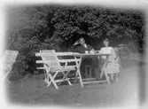 Kolonien Borgholm.
Kaffedrickande, Karl Hedström och en kvinna vid ett bord.