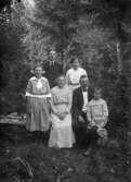 Familjegrupp sex personer.Familjen Larsson i Fyrby.Från vänster, barnen Anna, Karl, Karin och Erik. Föräldrarna: Alma och Karl Edvard Larsson.
