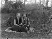 Två flickor.Berta Bäckman och Greta Andersson, Nyboda, Fellingebro socken.