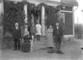 Sällinge gård, Bostadshus, familjegrupp sex personer och en hund framför huset. Familjen Andersson, 50-årsjubileum, 1873-1923.På trappan Mandis Andersson med hennes bror Bertil Andersson.Till höger föräldrarna och till vänster farföräldrarna.Se även bild 2008:35:62.