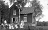 Bostadshus, släktgrupp framför huset.
Fastigheten Mygghyttan, Rynninge.
Familjen Hedda och K.V. Beckman (ej släkt med Johannes Natanaekl Bäckman).
Personerna på bilden är morföräldrar och släkt till Anna Jansson, Fänninge, Fellingsbro socken.