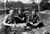 Frukost vid Ösjönäs, tre män.
Från vänster: Karlsson, Magnusson, Thure Elgåsen.