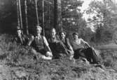 Grupp fem personer (tre män och två kvinnor).
Thure Elgåsen med sällskap vid Östgötaviken.