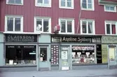 En del av Barnarpsgatan, en affärsgata i Jönköping. Här finns bland annat Axeline Sjöbergs Tobakshandel och Claessons Sliperi & låsservice. På våningen ovanför har SSU Wätterstad sina lokaler och en skylt i fönstret uppmanar till att stödja Chiles folk.