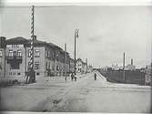 Skolgatan mot norr från gatukorsningen vid Grev Rosengatan. Till höger i bild ligger Örebro stads Epdemisjukhus , uppfört 1903