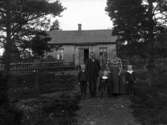 En familj fotograferad framför huset i Nyslätt 
