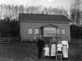 Familjebild.Familj fotograferad utanför villa. (Samma familj som fotografi B3219.