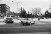 Trafik i korsningen Gamla Riksvägen-Streteredsvägen i Kållered, år 1984.

Fotografi taget av Harry Moum, HUM, Mölndals-Posten, vecka 4, år 1984.

Bildtext:

