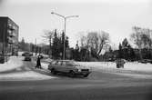 Trafik i korsningen Gamla Riksvägen-Streteredsvägen i Kållered, år 1984.

Fotografi taget av Harry Moum, HUM, Mölndals-Posten, vecka 4, år 1984.

Bildtext:
