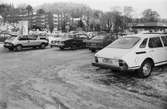 Parkeringsplats i Kållereds centrum, år 1984. I bakgrunden ses bebyggelse vid Streteredsvägen.

Fotografi taget av Harry Moum, HUM, för publicering i Mölndals-Posten, vecka 4, år 1984.

Bildtext:
