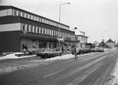 Bilar parkerade vid Posthuset, Gamla Riksvägen 48 i Kållered, år 1984.

Fotografi taget av Harry Moum, HUM, Mölndals-Posten, vecka 4, år 1984.

Bildtext:
