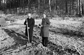 Första spadtaget till Fågelbergskyrkan i Rävekärr tas, år 1984. Kyrkoherde Olof Dotevall och kyrkvärd Arvid Ejeskär.

För mer information om bilden se under tilläggsinformation.