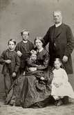 Familjegrupp sex personer.
Wilhelmina Lagerholms bror, Per Didrik Lagerholm (1824-1875), kyrkoherde i Södertälje, med andra hustrun Ida Charlotta Wilhelmina Lagerholm, född Drakenberg (1829-1874) och fyra barn.