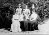 Grupp sex personer.
Wilhelmina Lagerholm sittande i mitten.
Bilden tagen vid Säbylunds herrgård.