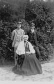 Grupp tre personer.Wilhelmina Lagerholm sittande.Bilden tagen vid Säbylunds herrgård.