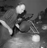 Hattillverkning. 197/67 Hatt färdig för putsning