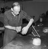 Hattillverkning. 198/67 Putsning med trasa och lagerbärsolja.