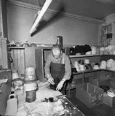 Lindbergs Strå- och Filth. Hattillverkning. 200/67 Formning av stråhatt. Med en pensel indrängt med en lösning av sprit och schellack bestrykes hatten in- och utvändigt.