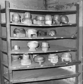 Lindbergs Strå- och Filth. Hattillverkning. 217/67 Träformar i hörnhylla i formrummet