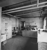Lindbergs Strå- och Filth. Hattillverkning. 226/67 Stumparna behandlas i detta rum med apperetur och valsas genom vridmaskinerna (i fonden). Torkskåp för färdigputsade hattar till vänster.