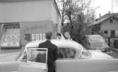 Realexamen (studentexamen) i Kopparberg.
Boglands fotoateljé i bakgrunden. Brudpar vid bilen. Brudparet Råstock.
20 Maj 1961