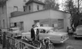 Realexamen (studentexamen) i Kopparberg.
 Boglands fotoateljé i bakgrunden. Brudpar vid bilen. Brudparet Råstock.
20 Maj 1961.