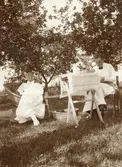 Två kvinnor i trädgården.
Doktorinnan Maria Norström, född Ekström, till höger.
Maria är gift med doktor Robert Norström, Örebro.
Hon är dotter till prosten/hovpredikanten Albert Ekström och Sofia 